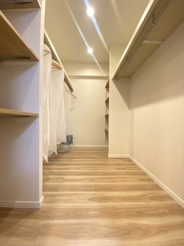 ユニライフ山崎4号棟の収納|広々としたウォークインクローゼットです！
衣類や小物をたっぷり収納できます。