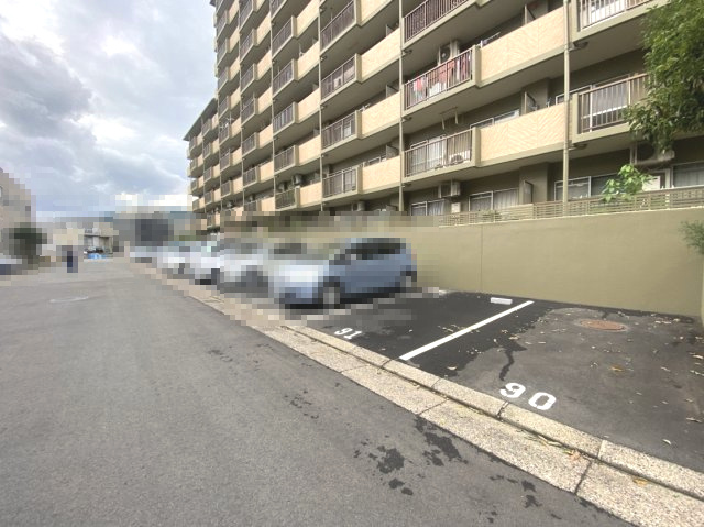 ユニライフ山崎4号棟の駐車場|駐車場：有（月額5500円）
空き状況は、管理会社へ要確認