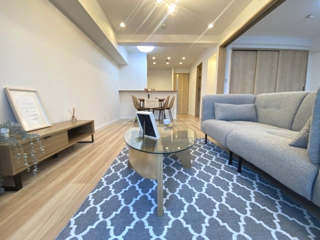 ユニライフ山崎4号棟の居間・リビング|対面キッチンのLDK（約13.1帖）
ご家族とのコミュニケーションがとりやすい間取りです！