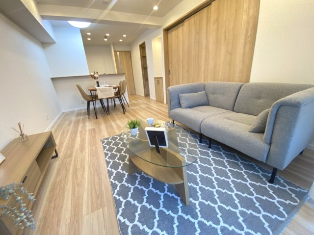 【価格改定】ユニライフ山崎4号棟の居間・リビング|※家具はディスプレイ用になります。
ナチュラルテイストの家具が似合う内装です！