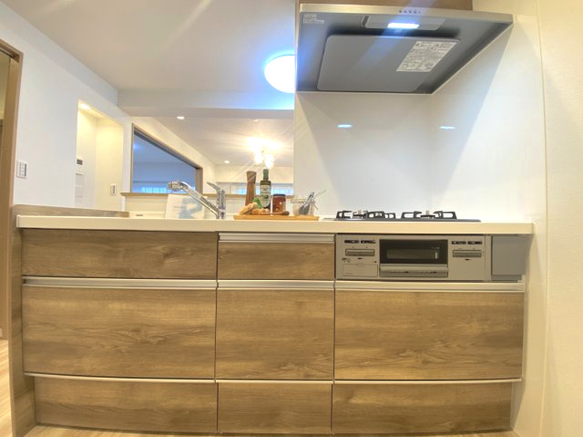 【価格改定】ユニライフ山崎4号棟のキッチン|3口ガスコンロや食洗機を備えた、使い勝手の良いシステムキッチン。
