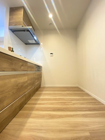 【価格改定】ユニライフ山崎4号棟のキッチン|木目調の温かみのあるキッチンです。
調理スペースも充実しております！