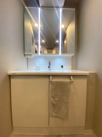 ユニライフ山崎4号棟の洗面所|収納力もある三面鏡付きの洗面化粧台で、朝の支度もスムーズに(^^)/
