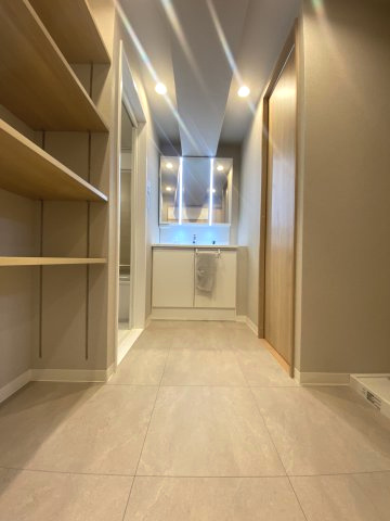 【価格改定】ユニライフ山崎4号棟の洗面所|タオルや洗剤もしっかり片づけられる、収納豊富な洗面室です。