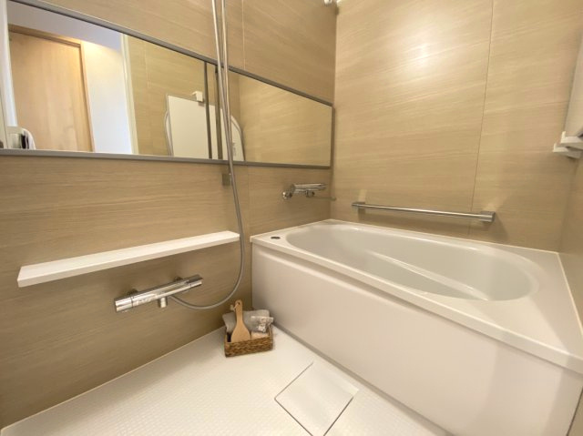 ユニライフ山崎4号棟の浴室|肩までゆったりと浸かれる浴槽。
日々の疲れを癒していただけます！