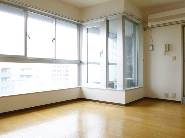 グローバリービューテラスⅣの居間・リビング|大きな窓で明るい室内です☆