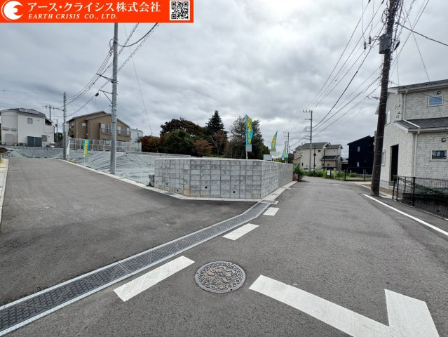 【前面道路含む現地写真】 | 柏市高田6期　全2区画 | 新しい家が増えても、空の広さはそのまま。春には桜、夏には青空、秋にはやわらかな光。季節ごとに表情を変える街で、長く暮らせる安心を。
