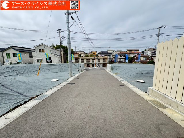 【前面道路含む現地写真】 | 柏市高田6期　全2区画 | 建築条件なし。思い描いたマイホームを、そのままカタチに。陽当たりも良く、ガーデニングや家庭菜園にもぴったりのゆとりある敷地。資産としても魅力のある立地で、将来を見据えた住まい選びを。