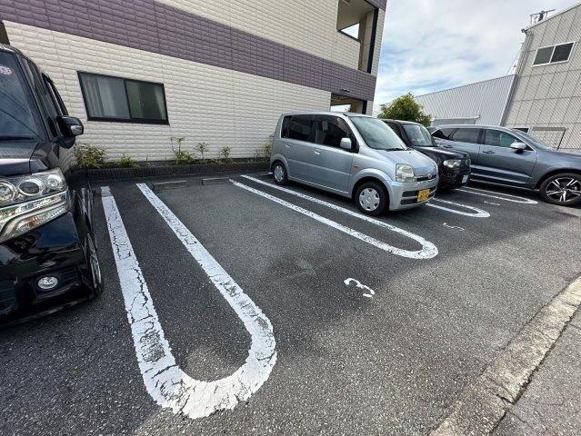 ネオクオーツ神屋壱番館の駐車場