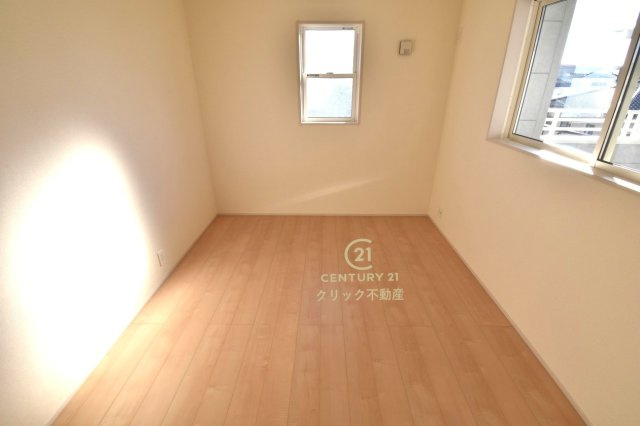 リーブルガーデン  ひたちなか稲田　10期　7の洋室|二面窓は採光に優れお部屋を明るく照らします。２面の窓から景色が見えるので開放感があり、通風も良く快適にお過ごしいただけます。