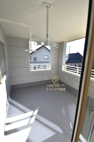 リーブルガーデン  ひたちなか稲田　10期　7のバルコニー|インナーバルコニーは洗濯物外干し派の強い味方！天気が変わりやすい季節の外出も安心です。外出が難しい日に出るだけでも気分転換になる、嬉しいスペースです。