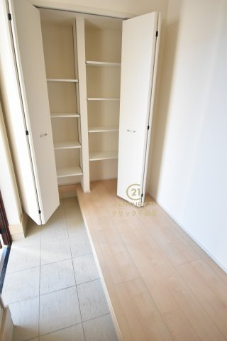 リーブルガーデン  ひたちなか稲田　10期　7の玄関|たっぷり入る玄関収納です！扉の中は可動棚ですので、用途に合わせて高さを自由に変えることができます。