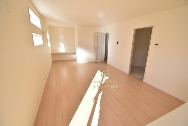 リーブルガーデン  ひたちなか稲田　10期　7の居間・リビング|日差しあふれる明るいLDK。カウンターは家族共有のパソコンを置いたり、ちょっとした書き物ができたりする、自由で便利なスペース。リビングで家族がそれぞれの時間を過ごしていても、みんなで寛げますね。