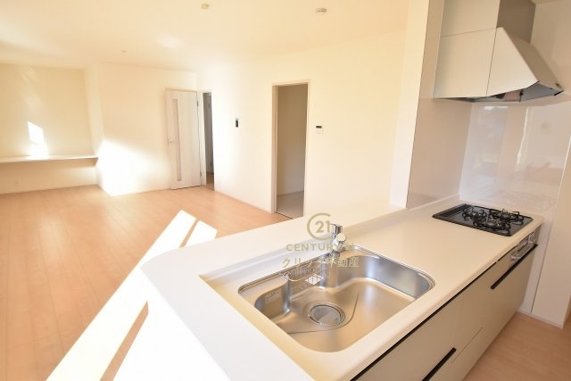 リーブルガーデン  ひたちなか稲田　10期　7のキッチン|キッチンからリビング全体が見渡せます。料理を作ることも、後片付けも、家族皆でまるごと楽しんでしまいましょう！会話がはずむ対面キッチンです。