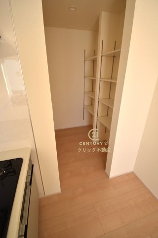 リーブルガーデン  ひたちなか稲田　10期　7の収納|キッチン横のパントリーが嬉しい！生活感の出やすい消耗品や食材のストックはこちらへどうぞ♪棚は可動式なので、置きたいものに合わせた使い方ができます。