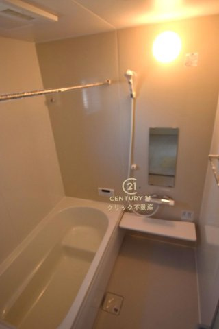 リーブルガーデン  ひたちなか稲田　10期　7の浴室|浴槽への出入りが安全な低床タイプのユニットバスです。洗い場は滑りにくい速乾床ですので、お子様やご高齢の方にも安心です。自動お湯張りに追焚機能付きのオートバスです。