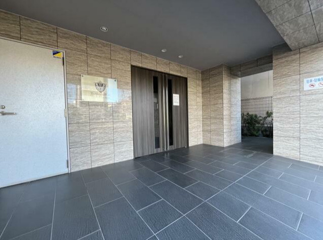 フェルクルールプレスト町屋駅前のエントランス