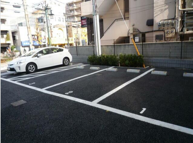 フェルクルールプレスト町屋駅前の駐車場