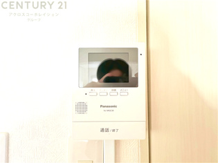 訪問者が来たときにテレビ画面で確認できるため、安心してドアを開けられます。録画機能があるものもあり、留守中に来訪者を記録しておくことができます。利便性が高く、セキュリティ面でも安心です。