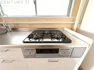 多数の調理器具を同時に使用でき、料理の効率化が可能。省エネで節約になり、様々な料理スタイルに適応できます。また、火力調整が独立しており、手入れや掃除もしやすく、今よりもっとお料理が楽しくなるかも。