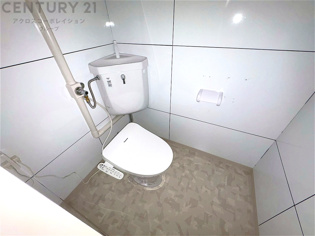 温水洗浄便座付トイレは温水洗浄機能により、暖かい水でおしりを洗浄することができ、冷たい水を使う従来の便座に比べ、温水洗浄機能で暖かいトイレを提供し、快適な使用を可能にします。