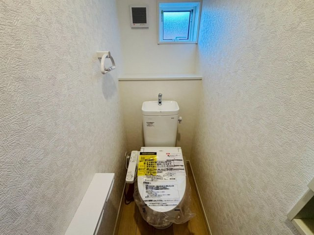 クワイエ　大垣市笠木町第1　全4区画分譲の独立洗面台|床材に受ける様々な傷や、温度・湿度変化による、クラックの発生を大幅に抑える特殊加工を施工済みです。
水栓はリフトアップできて両手が使えます。またハンドシャワーでも使えます。