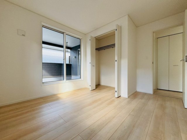 クワイエ　大垣市笠木町第1　全4区画分譲の寝室|全居室にたっぷり収納できる大型収納を設置。窓ガラスは、断熱性能や結露防止効果の高いペアガラスを採用！
高い断熱性と共にガラス面の結露対策にも効果を発揮し湿気によるカビの発生を抑止します。