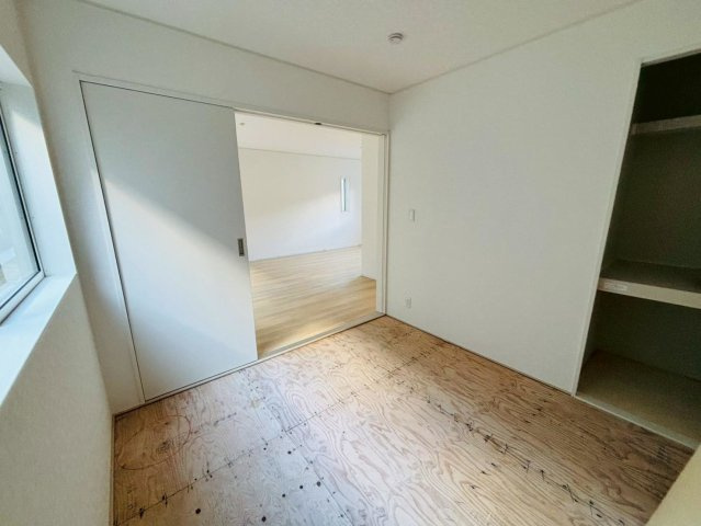 クワイエ　大垣市笠木町第1　全4区画分譲の洋室|建具やクロスなどをトータルデザインでコーディネートしており、室内に落ち着きと安らぎを与えてくれます。
全居室収納付き！寝室やお子様のお部屋がスッキリ片付きます。