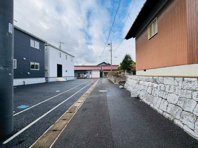 クワイエ　大垣市笠木町第1　全4区画分譲のバルコニー|バルコニーは南向きで洗濯物もよく乾きます！強度と表面積硬度を持つFPRで防水しています。