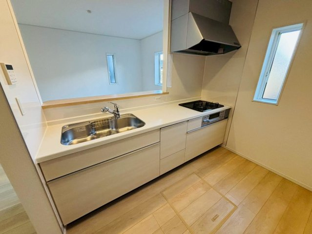 クワイエ　大垣市笠木町第1　全4区画分譲の居間・リビング|フローリング材は木目調でナチュラルな美しさ。様々な傷やクラックの発生を大幅に抑える特殊加工済みです。
床材に受ける様々な傷や、温度・湿度変化によるクラックの発生を大幅に抑える特殊加工を施工済み。