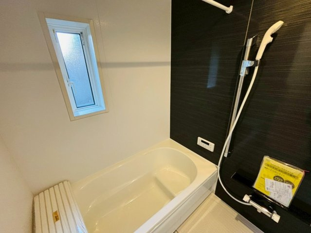 クワイエ　大垣市笠木町第1　全4区画分譲のキッチン|お手入れがラクなステンレスをワークスペース部分トップに使用した、機能的で美しいシステムキッチンです。
浄水器組込み水栓でシンクまわりがスッキリ広々お使いいただけます。フラットな造りでお掃除も楽々です。