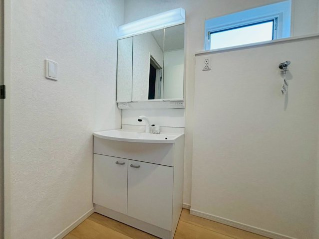 クワイエ　大垣市笠木町第1　全4区画分譲の浴室|保温浴槽使用で４時間たっても浴槽の湯温低下はわずか約2.5度の省エネ仕様です。【暖房換気乾燥機】付き！
サイドブロー機能を備えた省エネ衣類乾燥機です。窓付きの明るく清潔な空間でゆったりバスタイムを！