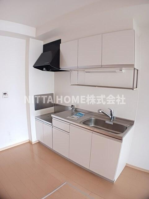 ラブリーコートのキッチン|上下に収納がついているオープンキッチンです◎