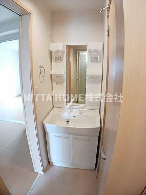 ラブリーコートの洗面所|独立洗髪洗面台がついています＊