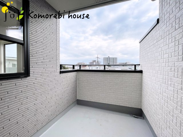 さいたま市北区宮原1丁目　2期　新築一戸建て　ブルーミングガーデン　02のバルコニー|開放的で明るい空間を演出してくれるバルコニーです