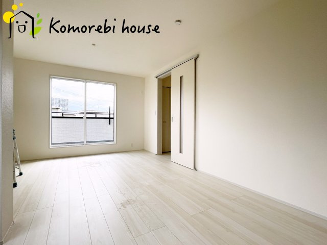 さいたま市北区宮原1丁目　2期　新築一戸建て　ブルーミングガーデン　02の居間・リビング|使いやすいリビングです