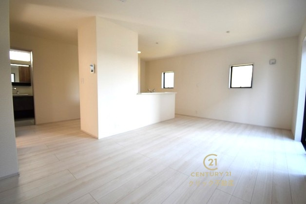 リーブルガーデン  ひたちなか稲田　10期　8の居間・リビング|カーテンやラグの色、質感、選ぶ家具などでお部屋の雰囲気が変わります。お好みのインテリアを楽しみましょう♪白を基調とした内装ですので、あらゆるスタイルが馴染みます。