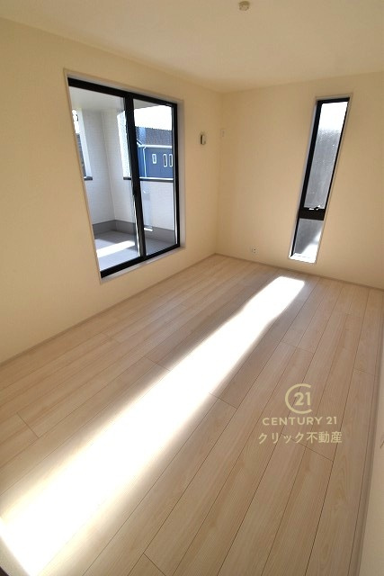 リーブルガーデン  ひたちなか稲田　10期　8の洋室|フローリングなので重い家具も置けます。カーテンと家具を揃えるなどして、お好みのインテリアを楽しむことができます。収納スペースは全室に配備しております。