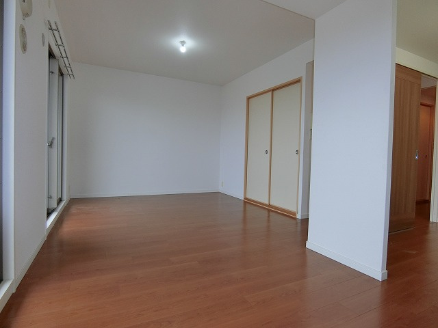 甲子園三番町ハイツの居間・リビング