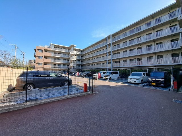 甲子園三番町ハイツの駐車場