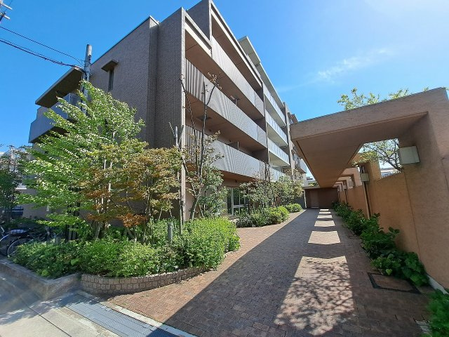 甲子園三番町ハイツのエントランス