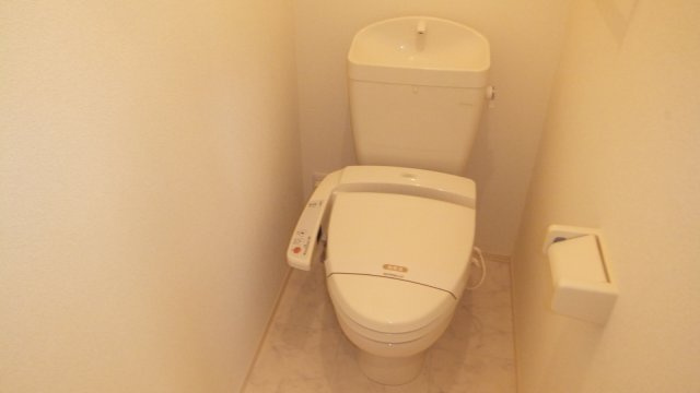 セントアンドリュースＡ棟のトイレ|温水洗浄便座です。