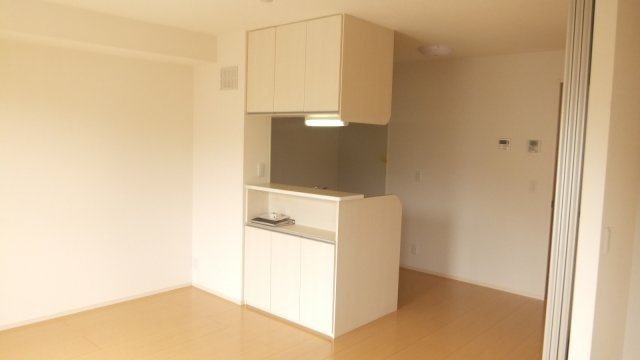 セントアンドリュースＡ棟の居間・リビング|人気のカウンターキッチン