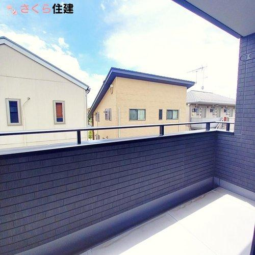 タマタウン　駅南町　4号棟のバルコニー|奥行きのあるバルコニーはスペースに余裕が生まれ、洗濯物を「干す」「取り込む」といった作業も格段にしやすくなります◎