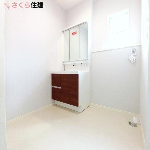 タマタウン　駅南町　4号棟の洗面所|3面ミラーの後ろは収納スペースを完備。生活感のあるものは隠して、スッキリシンプルな洗面台に！