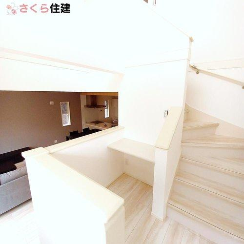 タマタウン　駅南町　4号棟のその他|スキップフロアには備え付けのデスクがありお子さまの遊び場でもお勉強机としても良いです！