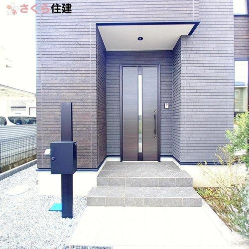 タマタウン　駅南町　4号棟の玄関|シックな玄関ドアで建物を引き立てます！