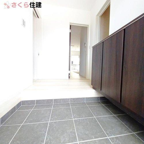 タマタウン　駅南町　4号棟の玄関|玄関横にシューズインクローク付き！ベビーカーや三輪車を置いても余裕の広さです！