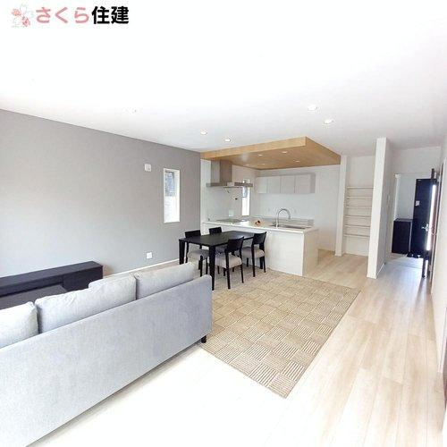 タマタウン　駅南町　4号棟の居間・リビング|優しい雰囲気のナチュラルな床材でどんな家具にもマッチします！部屋全体が明るい雰囲気に♪