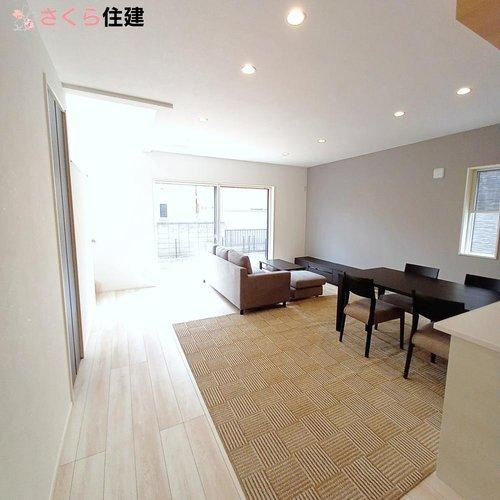 タマタウン　駅南町　4号棟の居間・リビング|19.7帖広々リビングダイニング！